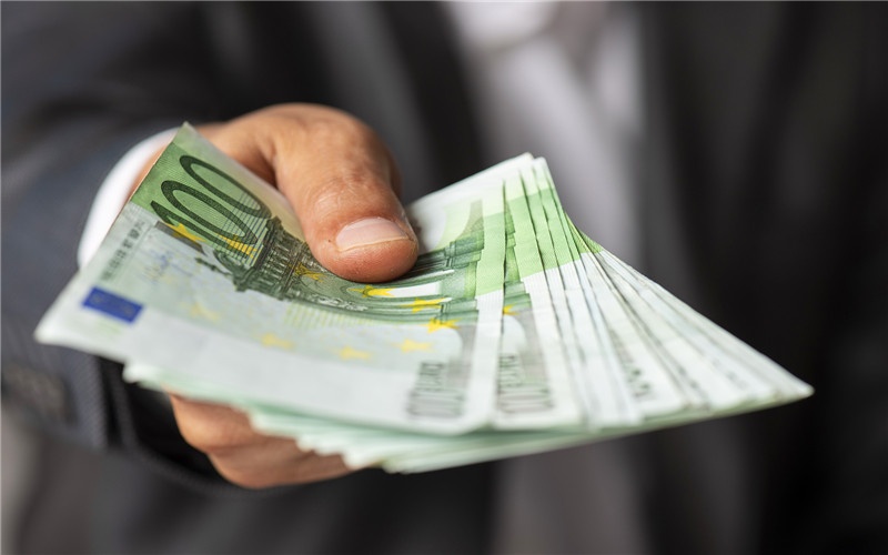 创业失败者不要自甘沉沦，不能一直以老赖为借口，要积极行动起来