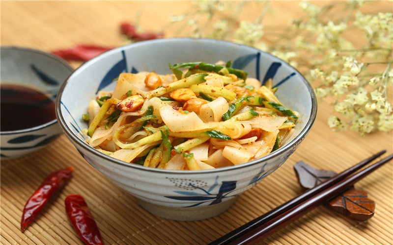 48岁的人手里有五六万块钱，做什么生意，每月能有大几千的收入？