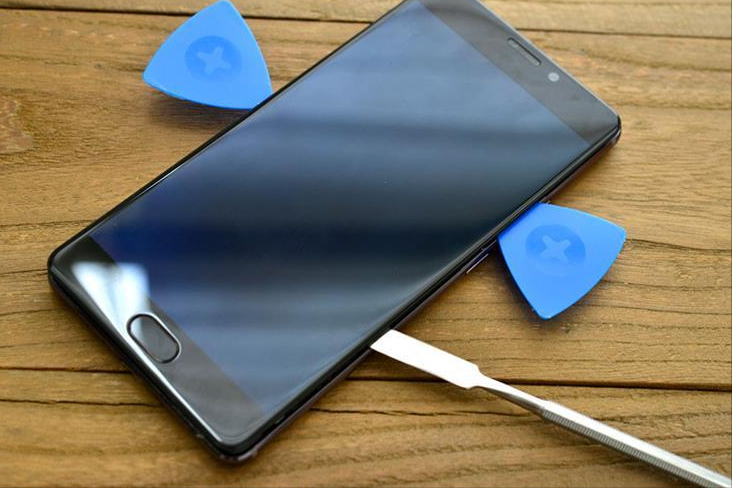 手机屏幕上出现了黑色阴影？看完这篇文章，你就知道是怎么回事了