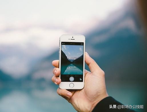 手机拍照如何添加时间地点？开启这个功能，10秒就能搞定