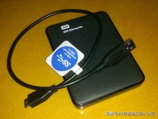 分享一下我最喜爱的移动硬盘盒，防摔高速炫酷自带线