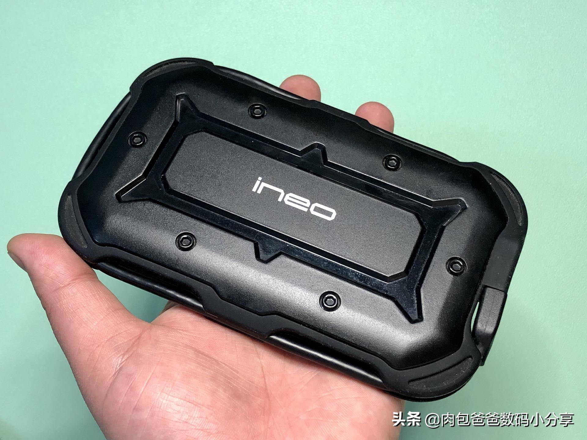 分享一下我最喜爱的移动硬盘盒，防摔高速炫酷自带线