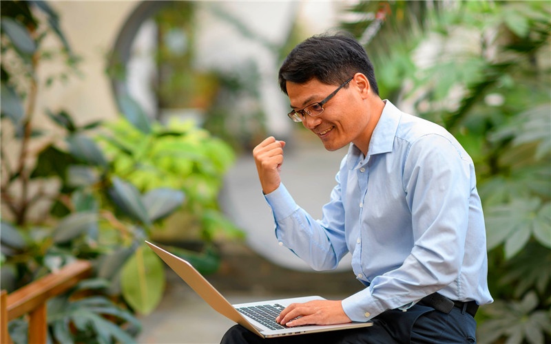 52岁的人负债太多无力偿还，每天都面临讨债上门，应该怎么办？