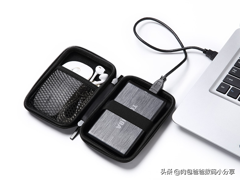 分享一下我最喜爱的移动硬盘盒，防摔高速炫酷自带线
