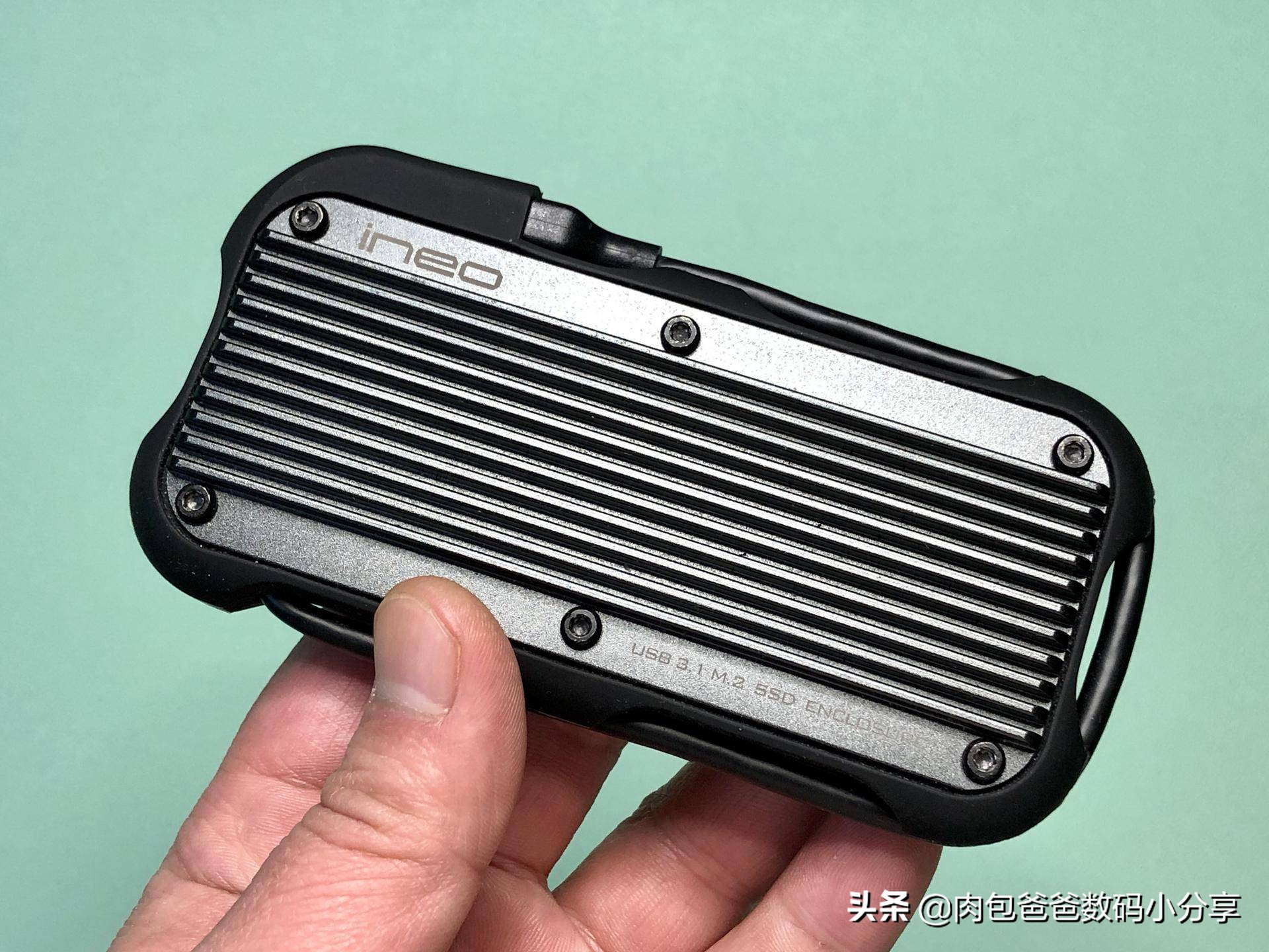 分享一下我最喜爱的移动硬盘盒，防摔高速炫酷自带线