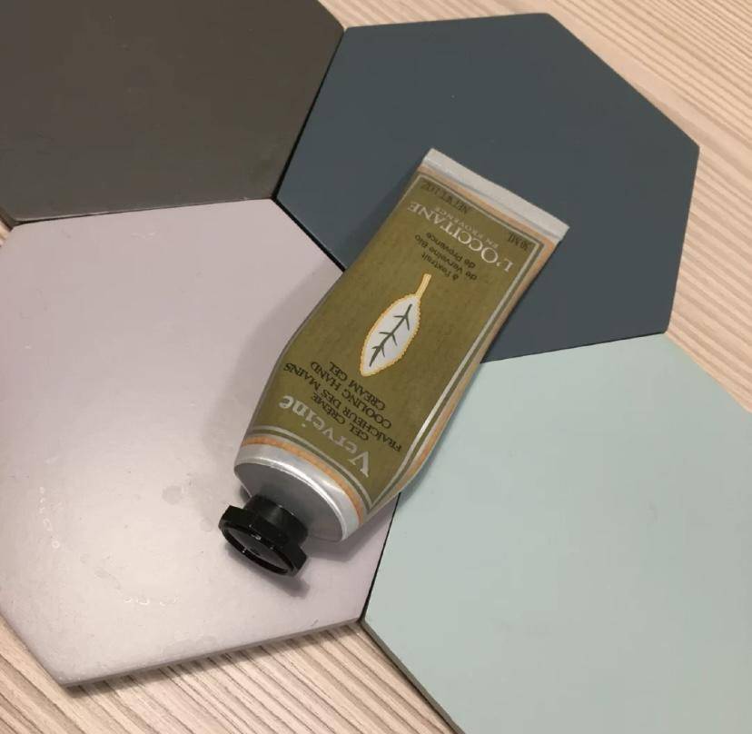 秋冬护手霜测评，欧舒丹马鞭草水润易推开，艾惟诺燕麦粘稠难闻