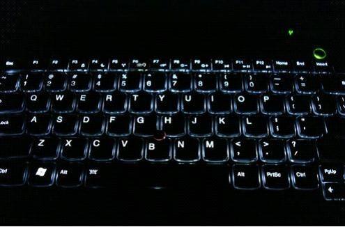 夜间操作看不见键盘，怎样打开键盘灯？