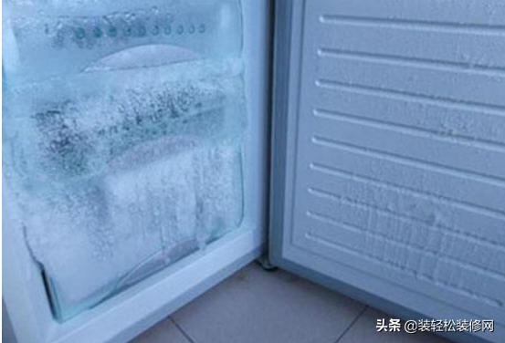 冰箱冷冻室结冰怎么办？贴上保鲜膜抹点植物油，大半年都不结冰