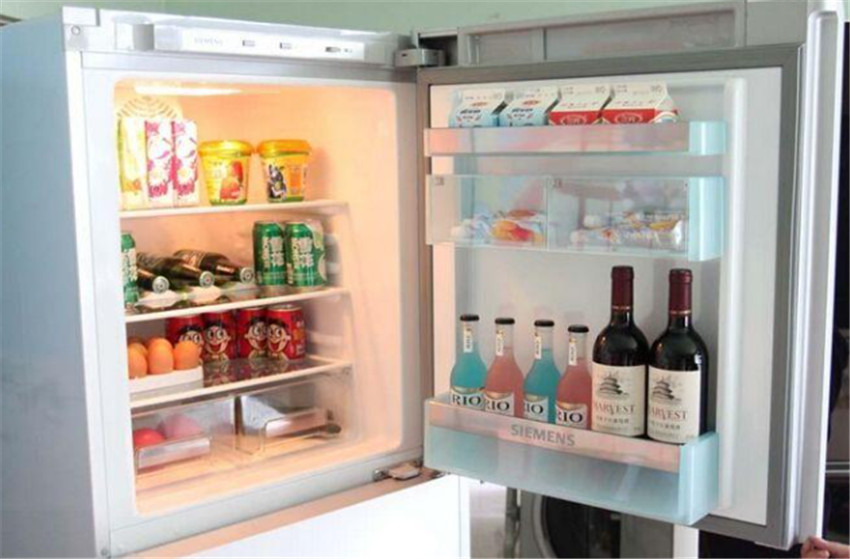 为何冰箱冷藏室总结冰？与排水孔有何关系，自己能疏通吗？