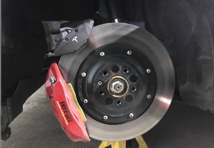 踩刹车吱吱叫，是汽车在发出警告