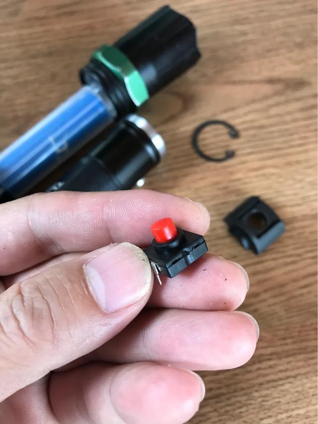 修个强光手电筒,更换开关按钮
