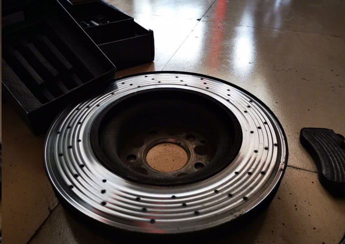 踩刹车吱吱叫，是汽车在发出警告