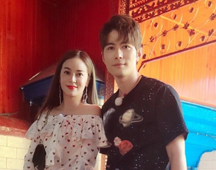 知名网红夫妇官宣离婚！男方净身出户只拿50万，分开后仍直播赚钱