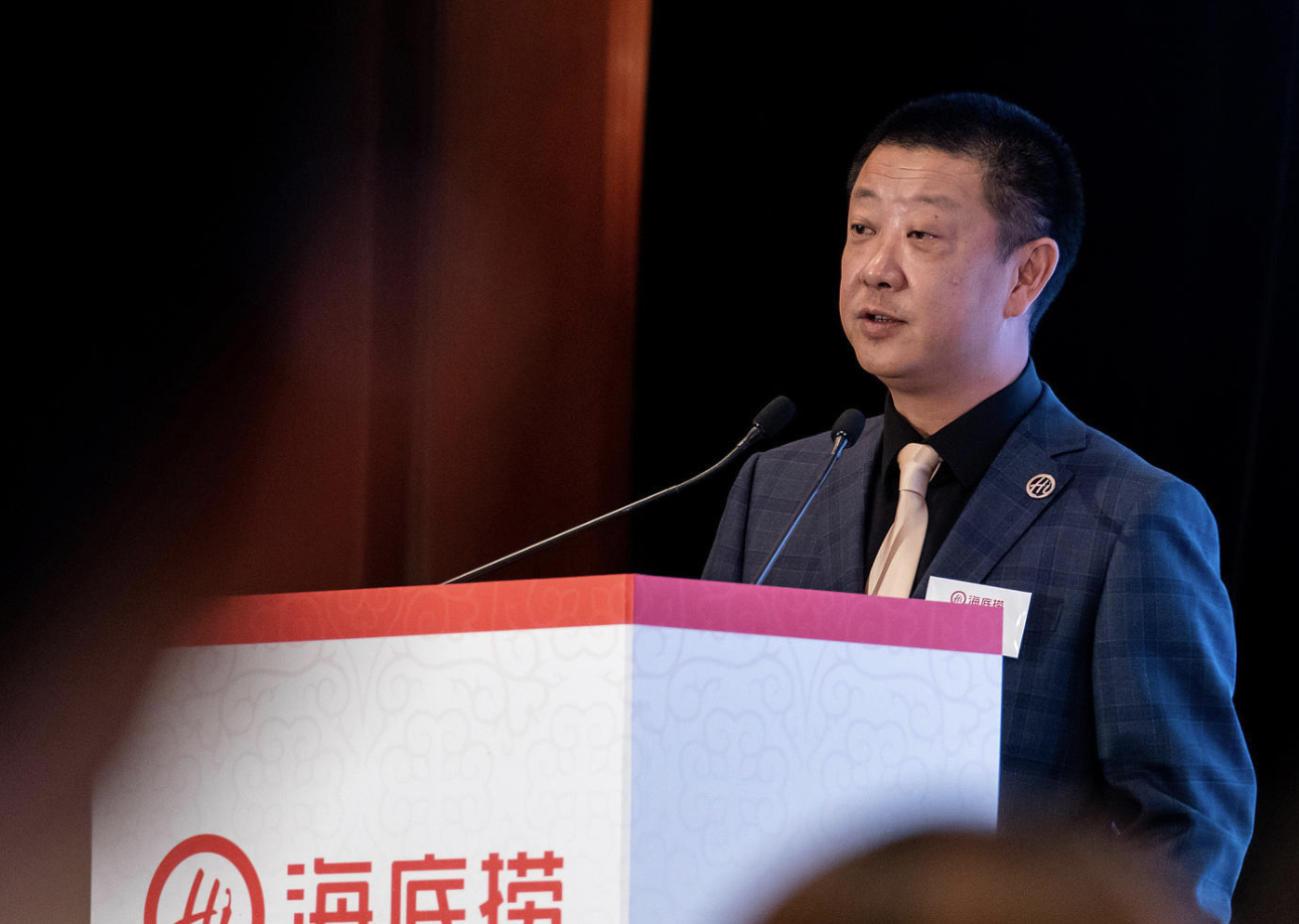 市值蒸发超2000亿，用1.59亿股“绑住”员工，海底捞能突围吗？