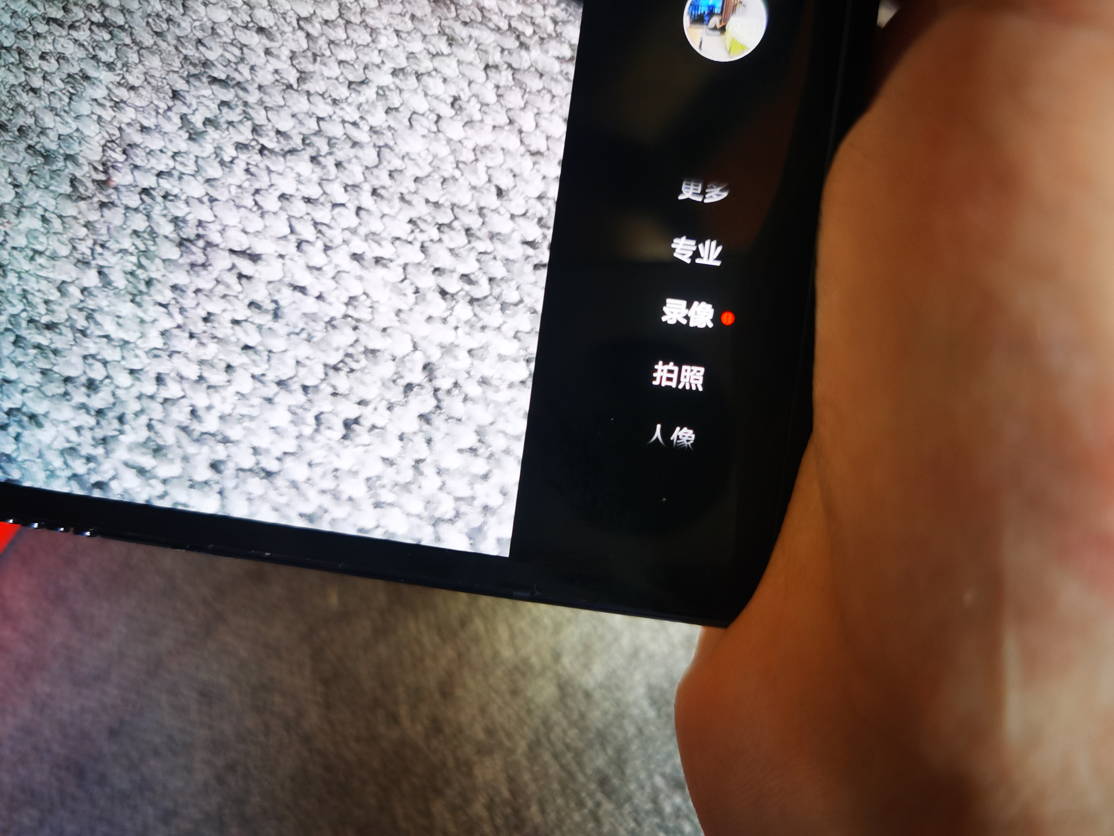 华为Mate Xs评测：昂贵的折叠手机｜带有灵活屏幕“后背”