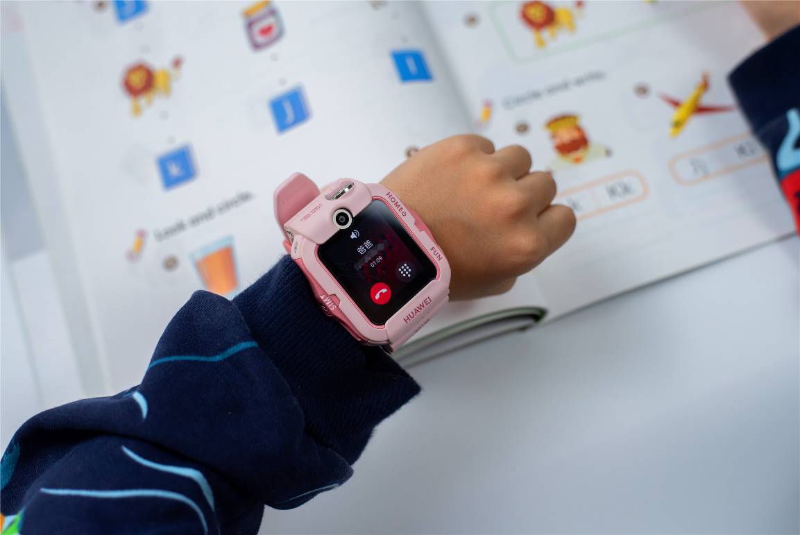 华为儿童手表4X评测：11重定位守护，创新功能增进亲子关系