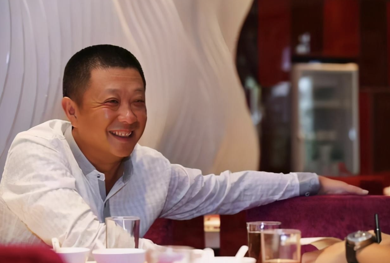 市值蒸发超2000亿，用1.59亿股“绑住”员工，海底捞能突围吗？