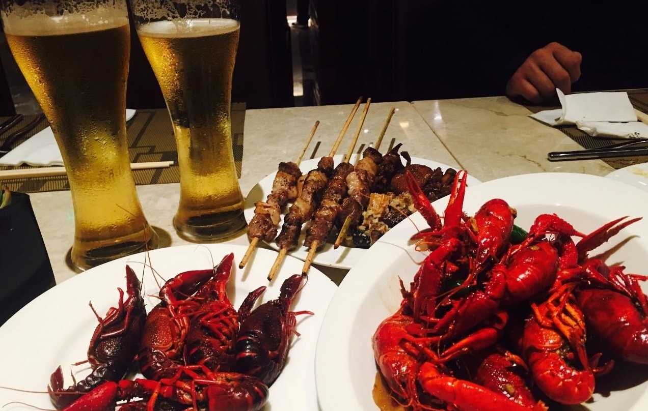 老板简直是商业鬼才！小龙虾卖一元一斤，生意太火爆，老板赚翻天