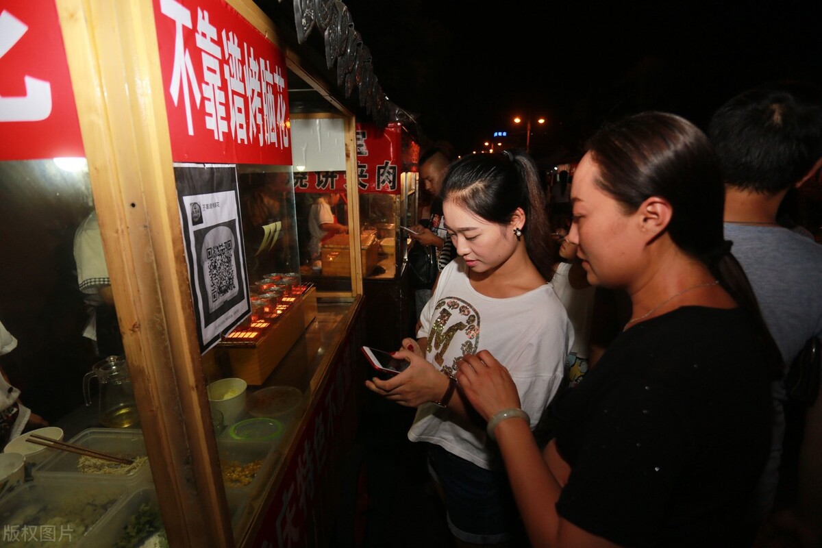 “地摊经济”复苏，5种美食成“抢手货”，好吃不贵，你吃过几种