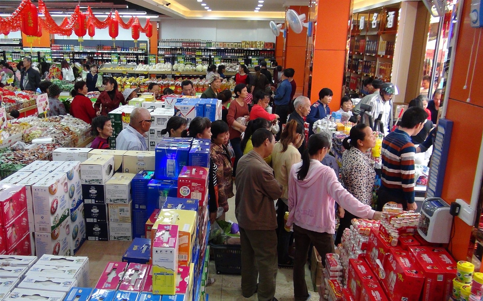 这家超市只用一个抽奖活动，就让营业额飙升三倍，客流爆满