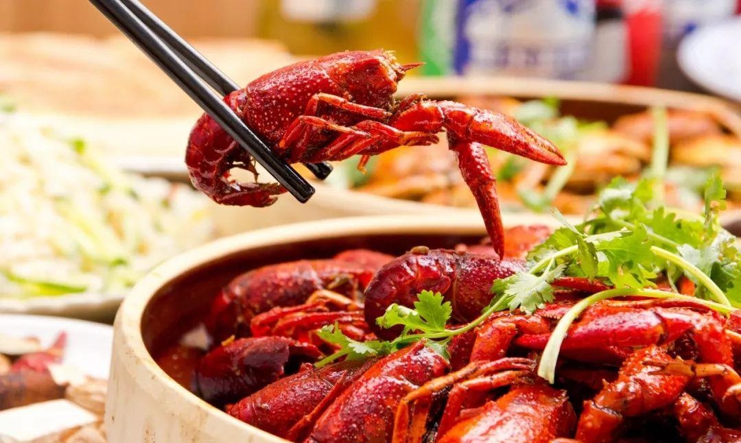 老板简直是商业鬼才！小龙虾卖一元一斤，生意太火爆，老板赚翻天