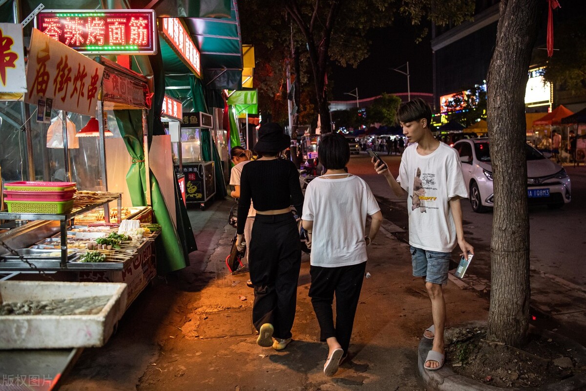 “地摊经济”复苏，5种美食成“抢手货”，好吃不贵，你吃过几种