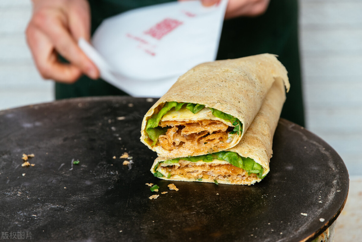 “地摊经济”复苏，5种美食成“抢手货”，好吃不贵，你吃过几种