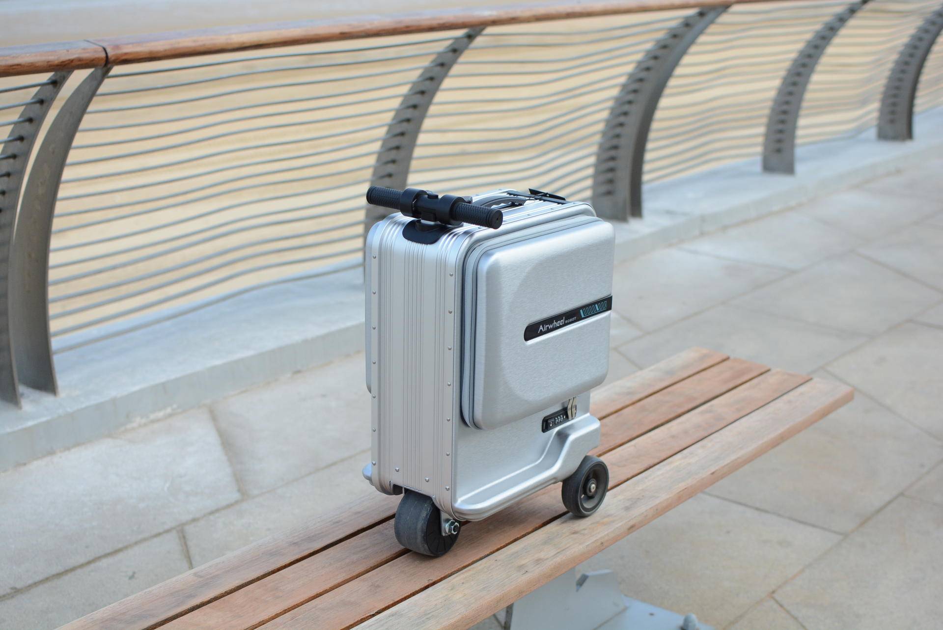 能当电动车骑行的行李箱：满满黑科技，飞机高铁都能带的旅行神器
