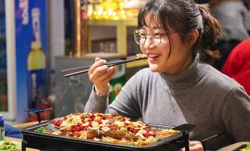 烤鱼店免费送烤鱼，看着亏钱，其实赚翻了，老板偷着乐