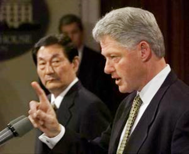 1999年朱镕基访问美国，克林顿做出的决定让他的谈判班子后悔不已