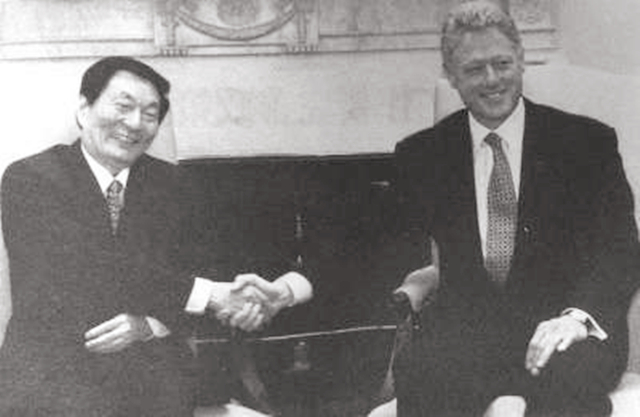 1999年朱镕基访问美国，克林顿做出的决定让他的谈判班子后悔不已