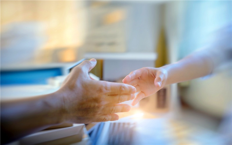 一个50岁左右的负债者，应该如何解决债务问题？几点建议