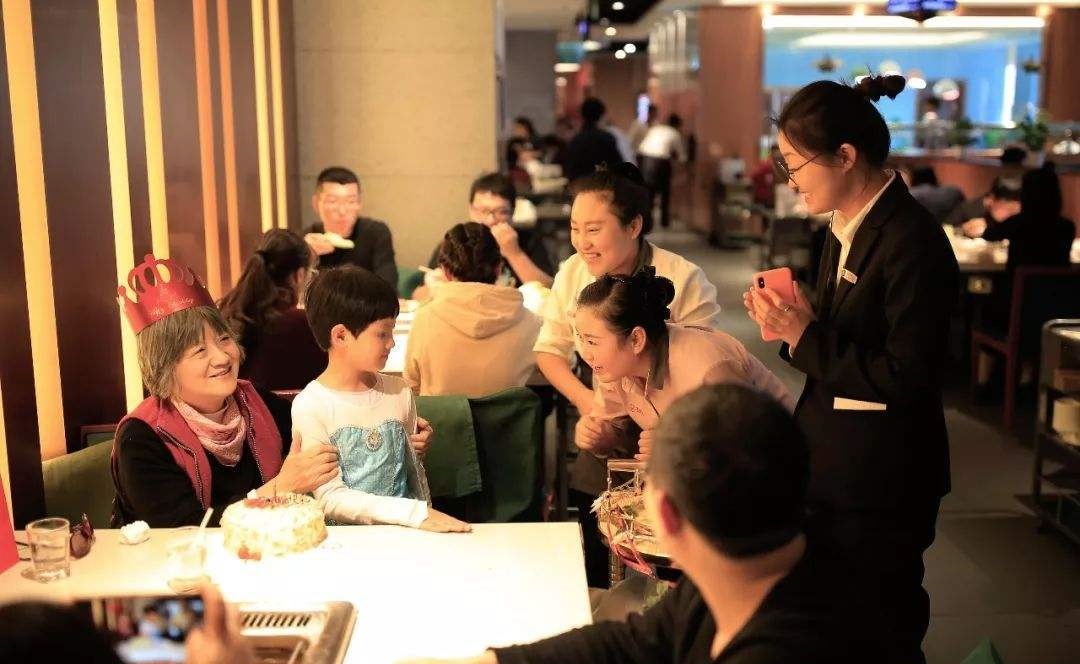 顾客在菜里吃出异物，餐厅应该怎么办？这才是正确做法