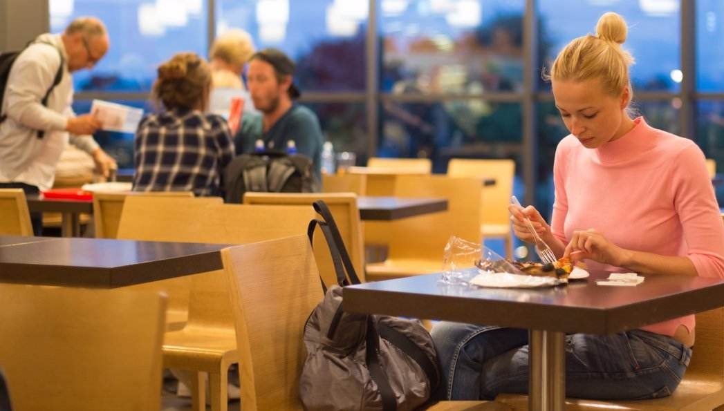 顾客在菜里吃出异物，餐厅应该怎么办？这才是正确做法