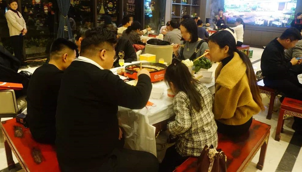 顾客在菜里吃出异物，餐厅应该怎么办？这才是正确做法