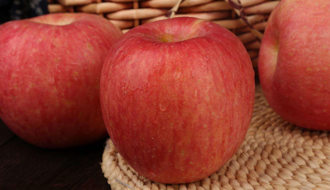 山东夫妇在小区门口摆摊卖水果，月赚5万，半年后喜提新车