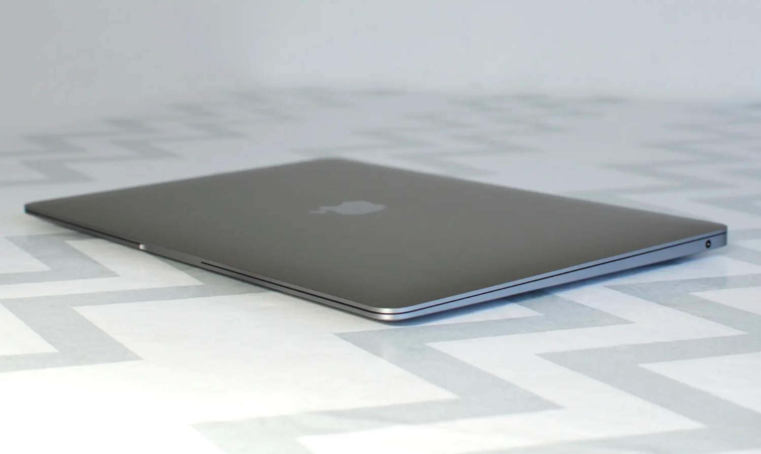 围观！苹果MacBook Air评测：近乎完美的商务笔记本电脑｜喜欢吗