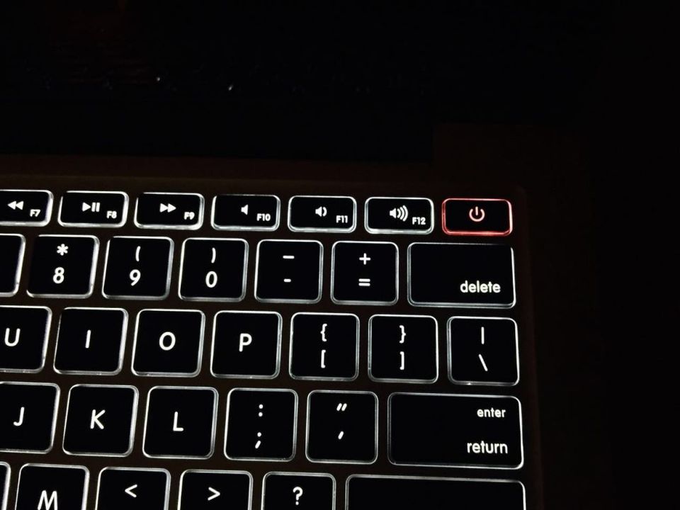 终于把Mac的键盘撬开，改了电源键的背光色