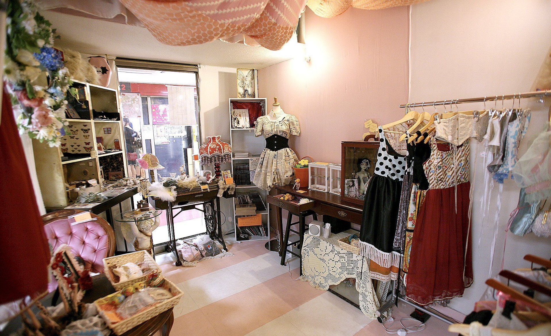 这家实体女装店巧用赠品策略，客流不断，年赚50万