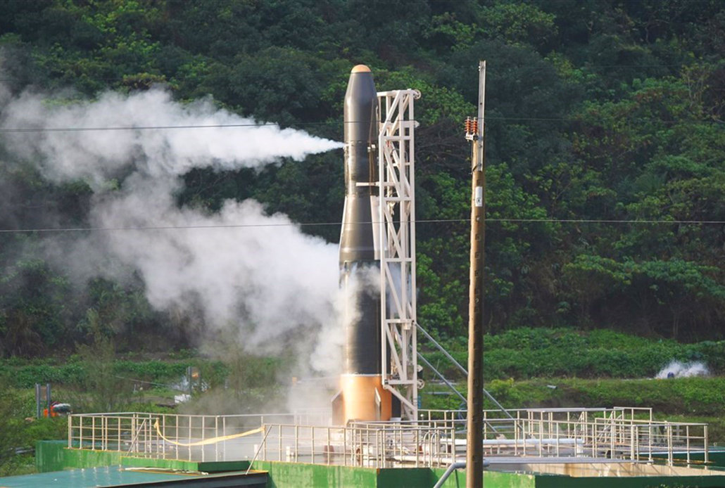 台湾“飞鼠一号”火箭又发射失败，发射台着火，消防局紧急灭火