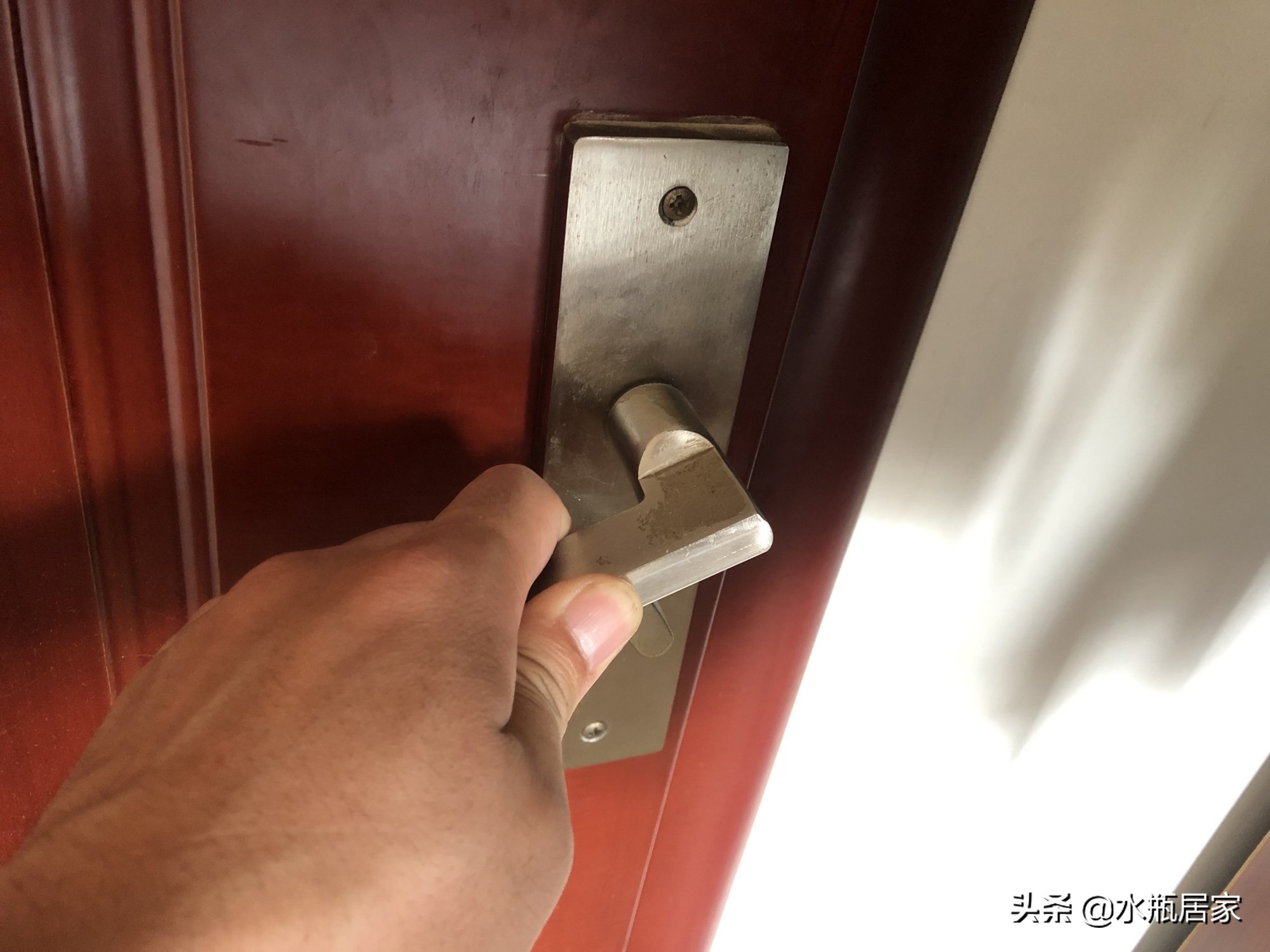怎样减小关门锁舌的声音？3个办法轻松解决，再也不被媳妇骂了