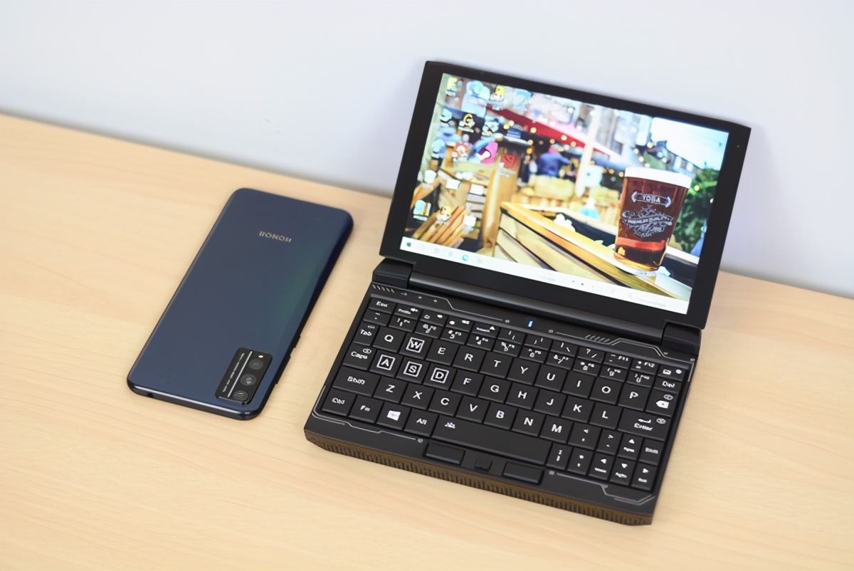 “小不点”游戏笔记本电脑评测：只有7英寸，跑分超92W