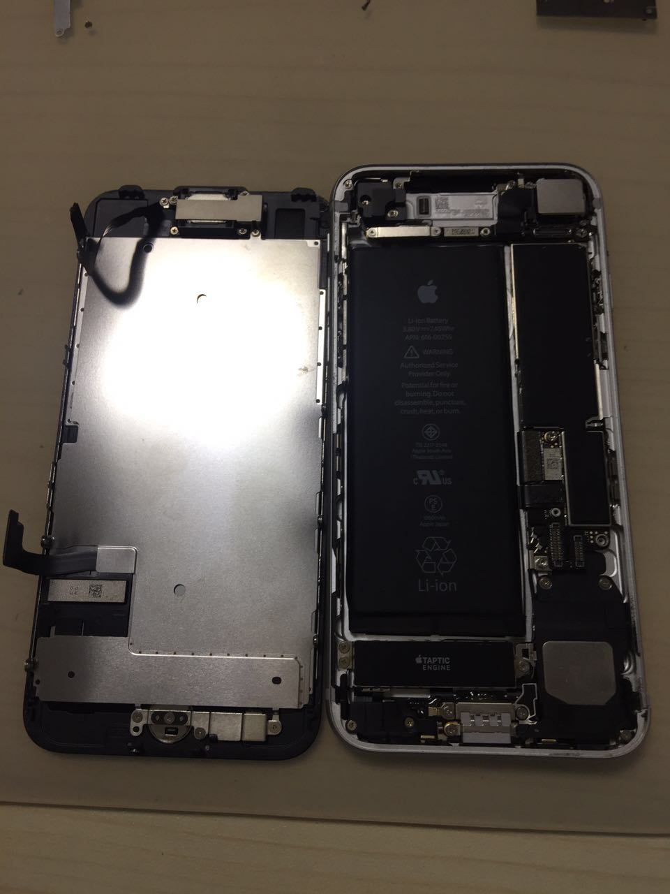 苹果7拆机分解过程，做工精细，不得不佩服IPHONE 7