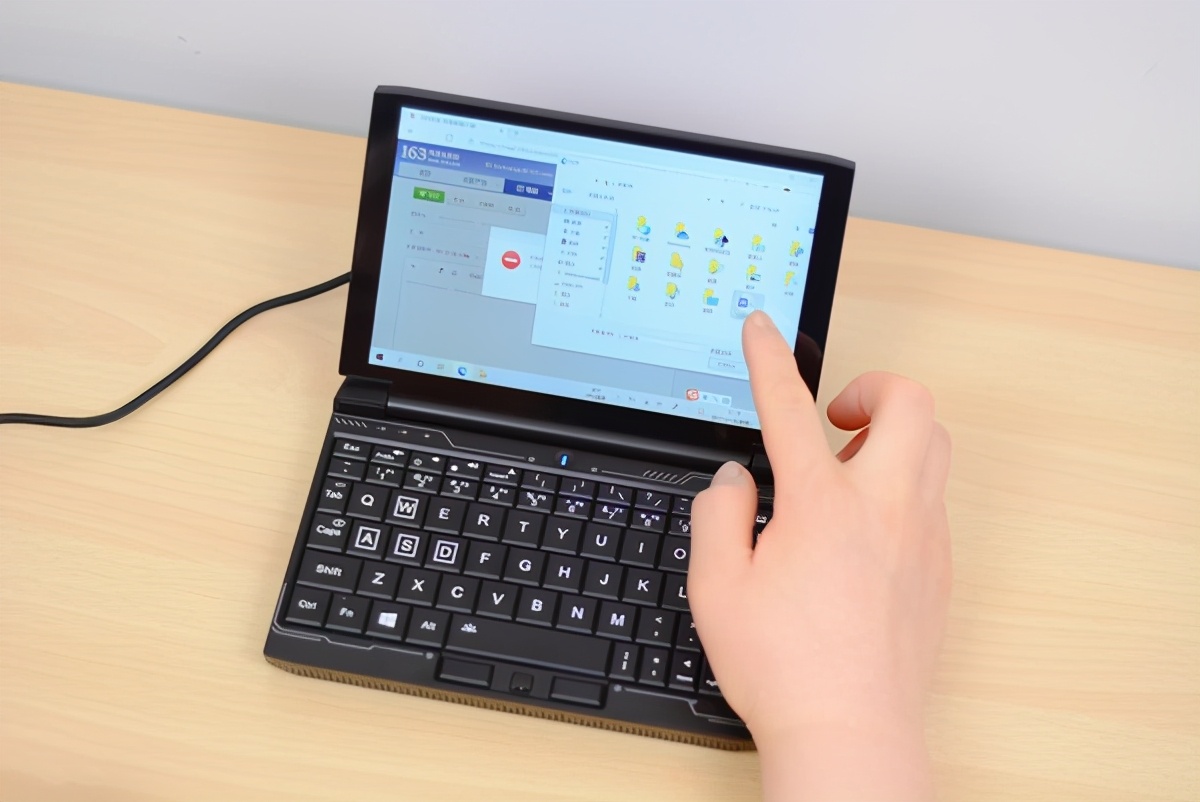 “小不点”游戏笔记本电脑评测：只有7英寸，跑分超92W