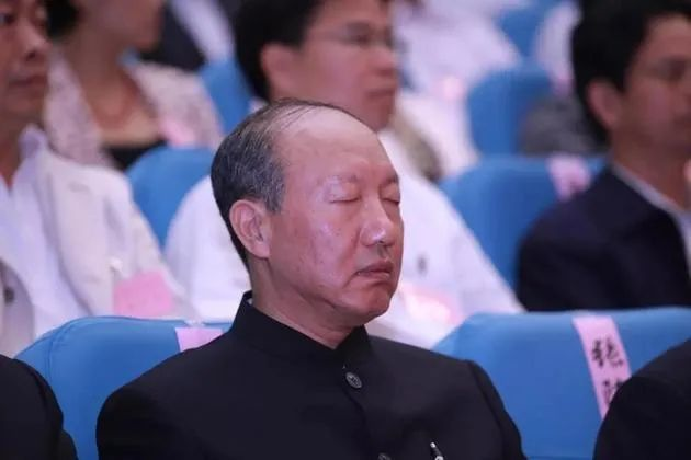 富力董事长掏80亿自救，陈峰因侥幸栽了，其他房企该“抄作业”了