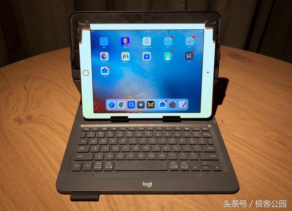 想把 iPad 当笔记本电脑用？可以试试这款外接键盘