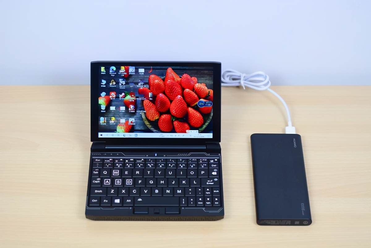 “小不点”游戏笔记本电脑评测：只有7英寸，跑分超92W