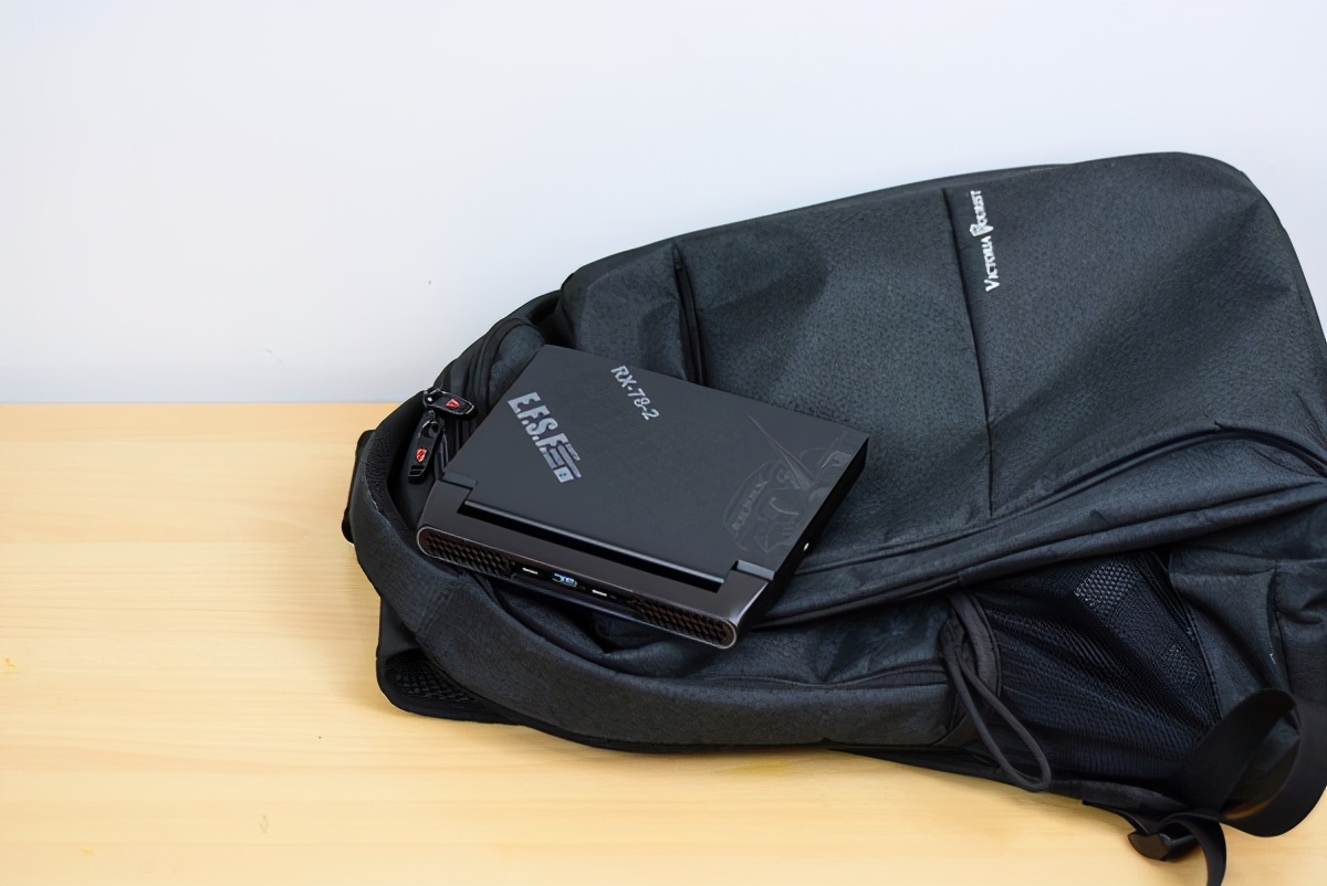 “小不点”游戏笔记本电脑评测：只有7英寸，跑分超92W