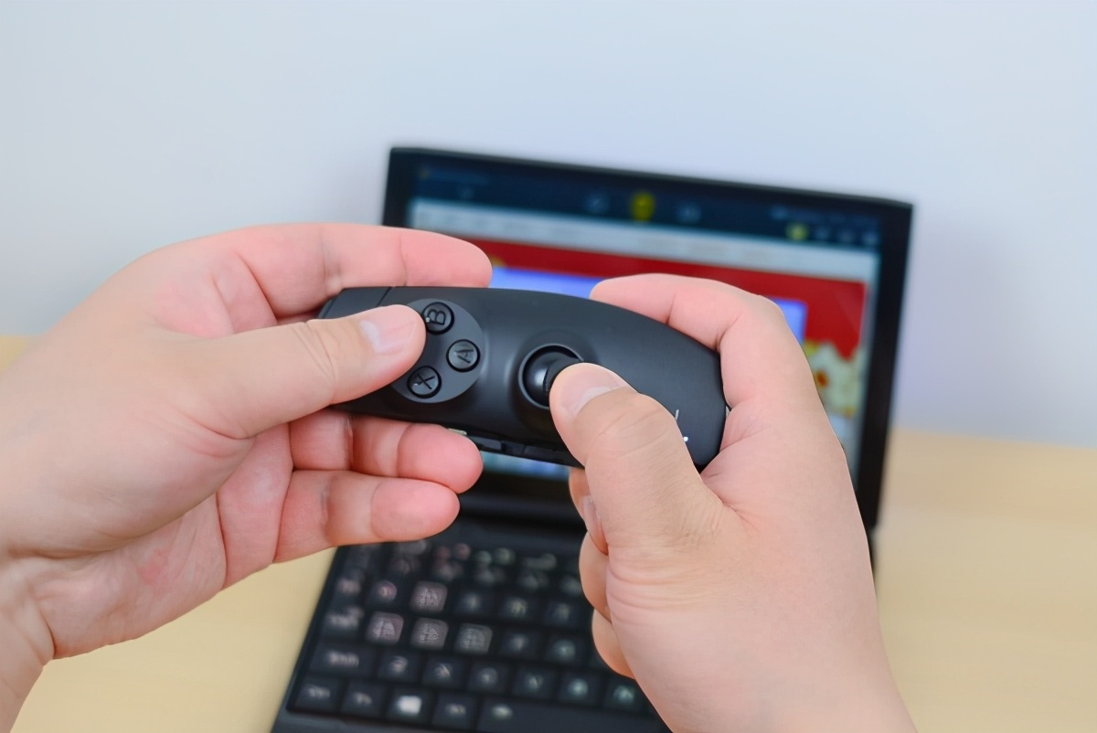 “小不点”游戏笔记本电脑评测：只有7英寸，跑分超92W