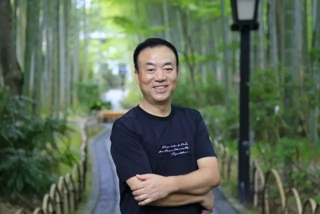 首日大涨303%，孩子王横空出世！汪建国再获200亿母婴龙头